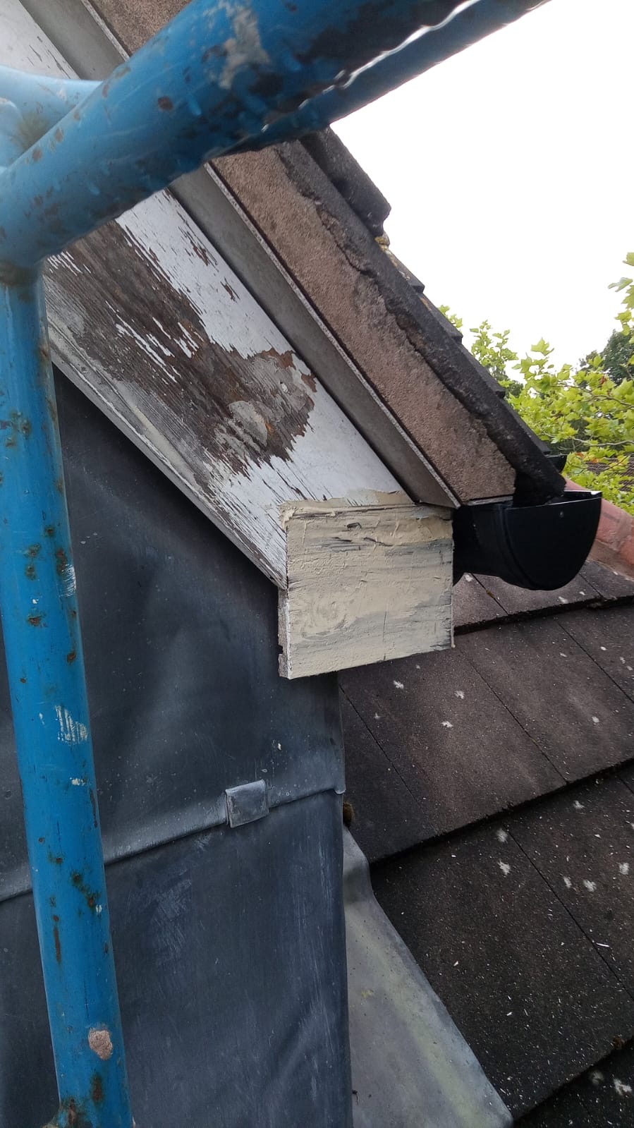 Exterior Redecoration — Hayling Court, Shelfield — before